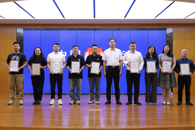 李艳波为中山市第二届行政执法社会监督员颁发聘书