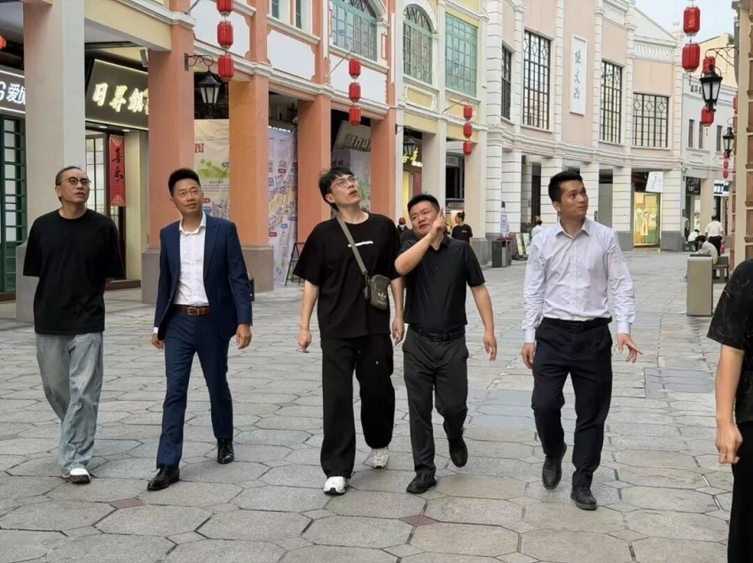 "Big Cousin 995" (middle) tours the Sunwen West Road pedestrian street.