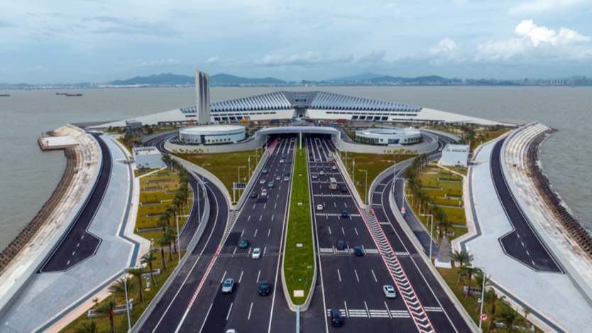 Vehicles are seen entering and exiting the immersed tunnel on the West Artificial Island of the Shenzhen-Zhongshan Link. (PROVIDED TO CHINA DAILY)