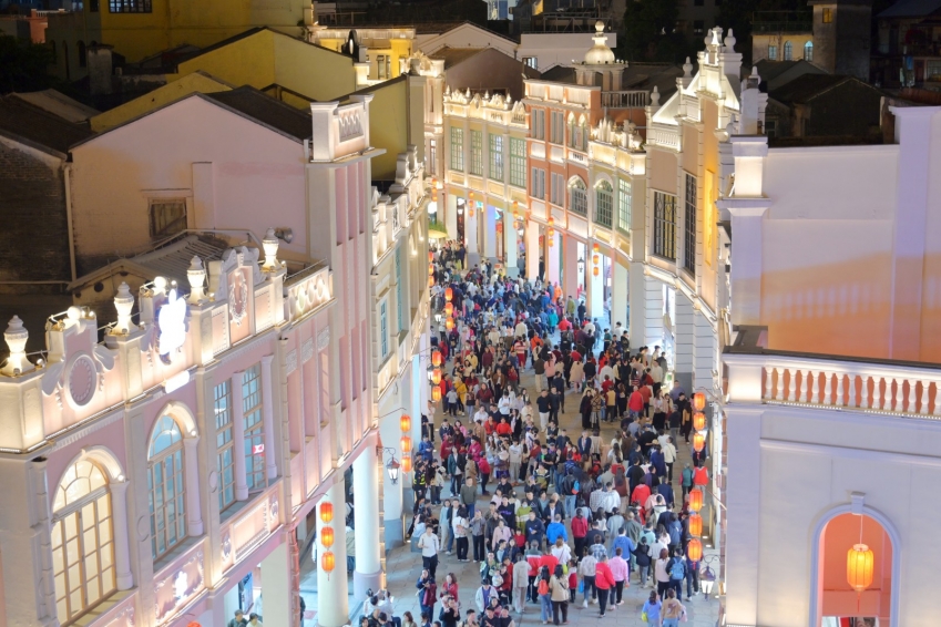The Sunwen West Road pedestrian street is bustling with crowds. Photo/Zhongshan Daily