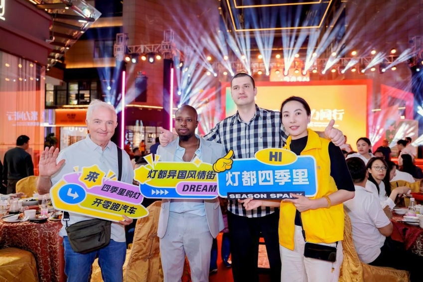Foreign buyers visit Guzhen town in Zhongshan, Guangdong province, a production center of lighting devices in China. [Photo provided to chinadaily.com.cn]