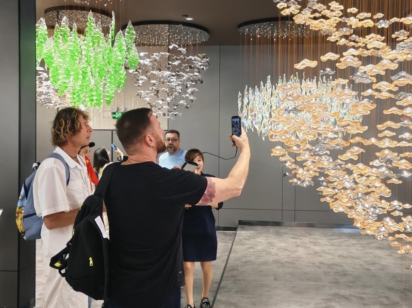 Foreign buyers visit Guzhen town in Zhongshan, Guangdong province, a production center of lighting devices in China. [Photo provided to chinadaily.com.cn]