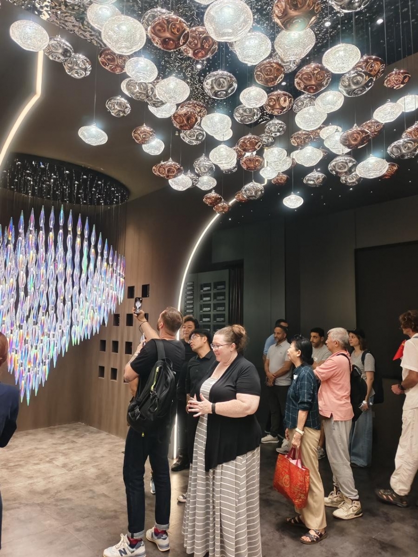 Foreign buyers visit Guzhen town in Zhongshan, Guangdong province, a production center of lighting devices in China. [Photo provided to chinadaily.com.cn]