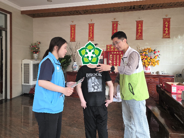 图为社工和社区残协专职委员协助服务对象进行资格认定 (1).jpg