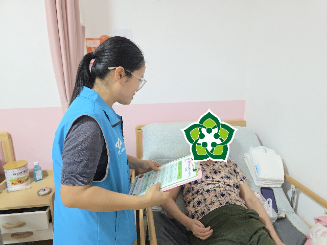 图为社工进行惠残政策宣传 (2).jpg