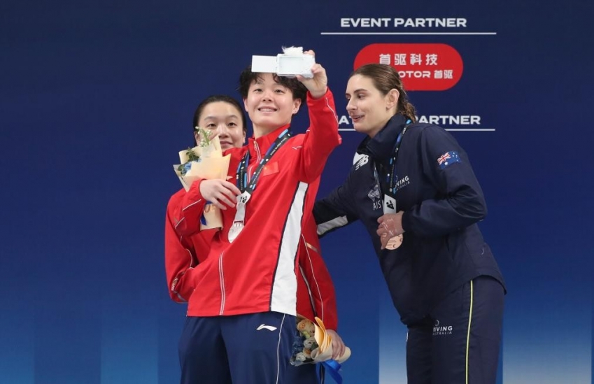 Gold medalist Chen Jia (left) of China, silver medalist Chen Yiwen (center) of China, and bronze medalist Maddison Keeney of Australia pose for a group photo at the award ceremony on May 3. (Photo by Ma Zihan/Xinhua)
