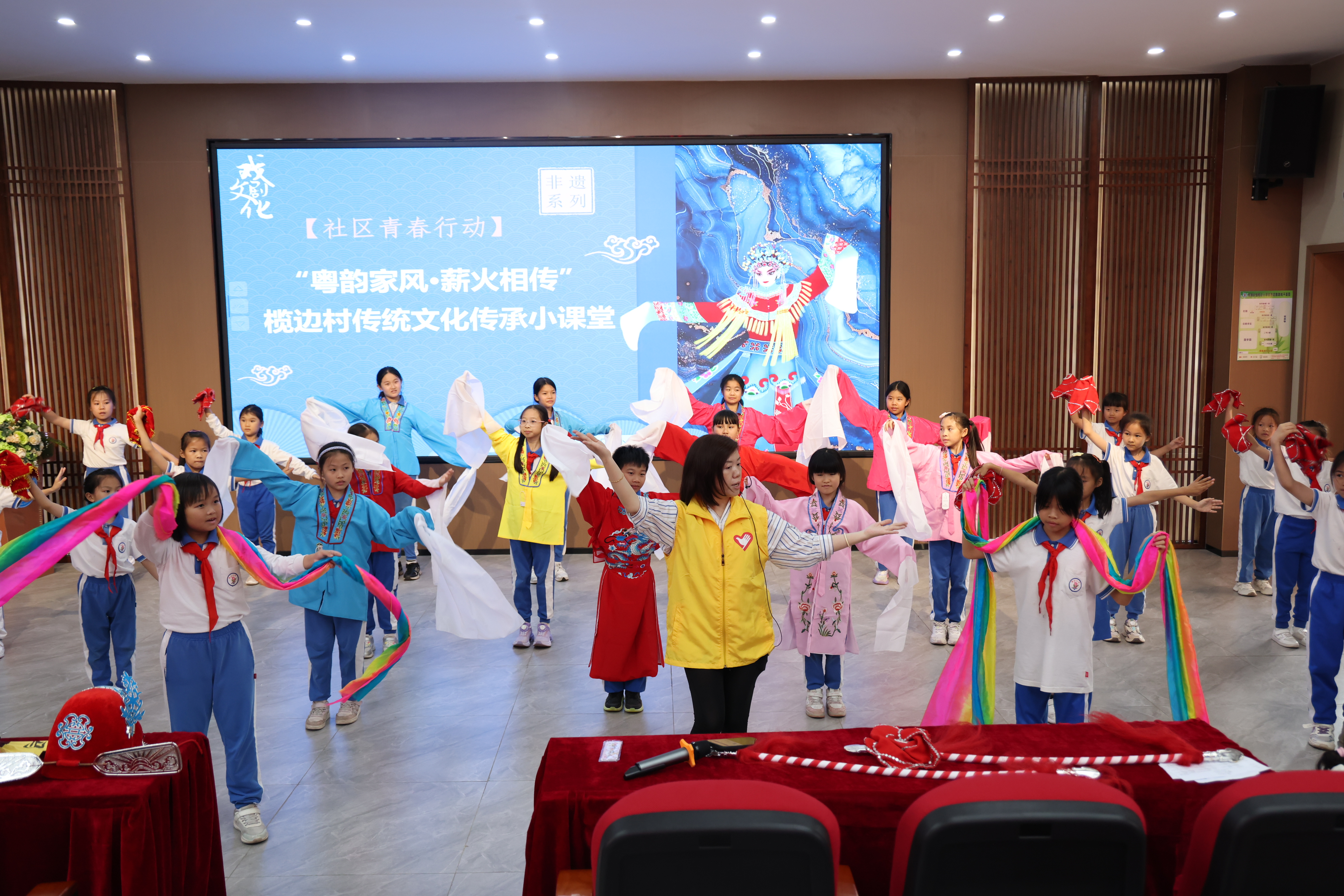 文化赋能“百千万工程”丨榄边村“粤韵家风·薪火相传”传统文化小课堂开课啦！粤剧+乐器双课堂，让古墟文脉润童心