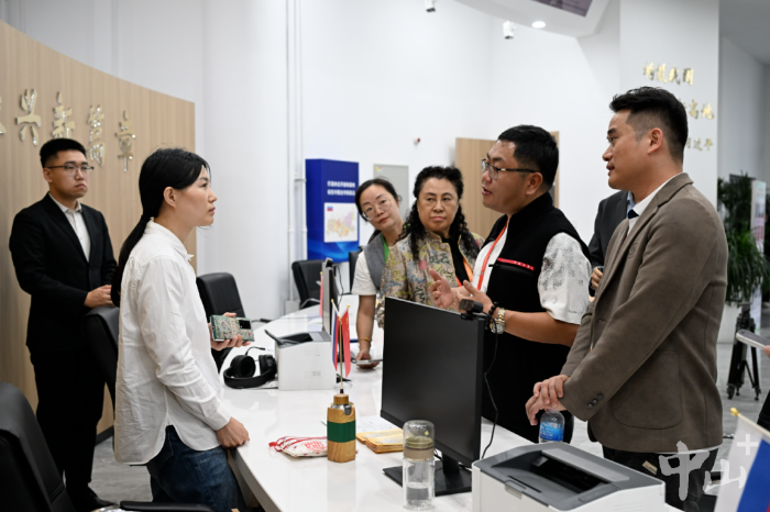 经贸团成员向服务中心工作人员咨询。记者 张景天 摄.png