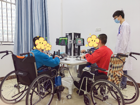1 广州市社会福利院他探索“开门办院”，通过“科技赋能+精准训练”为名儿童进行孤独症评估筛查和康教服务，助力困境孤独症儿童融入社会。图为今年2月“科普零距离,你我共精彩”科普开放日活动上开展临床康复项目体验.jpg