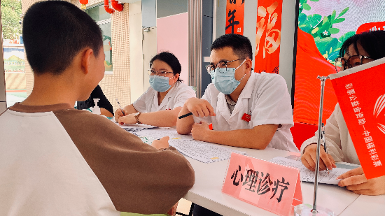 6 “粤福童享・医教护航”孤残儿童健康服务支持项目,心理科专家一对一诊治儿童.jpg