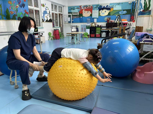7 2026年4月，珠海市社会福利中心在中心康复训练区为机构外社区残疾儿童开展专业感统康复训练。.jpg