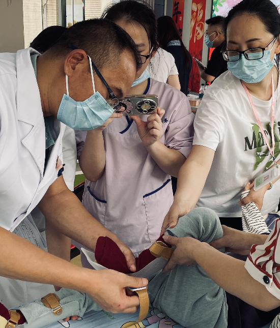 8  2026年5月，“孤儿医疗康复明天计划”项目矫形专家为梅州市儿童福利院孩子配置康复辅具并开展使用指导，院内护理员认真学习记录。.jpg