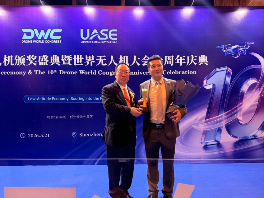 Xie Ling (right), founder and general manager of FCourier, receives the 10th Global UAV Contribution Award. Xie Ling (right), founder and general manager of FCourier, receives the 10th Global UAV Contribution Award.