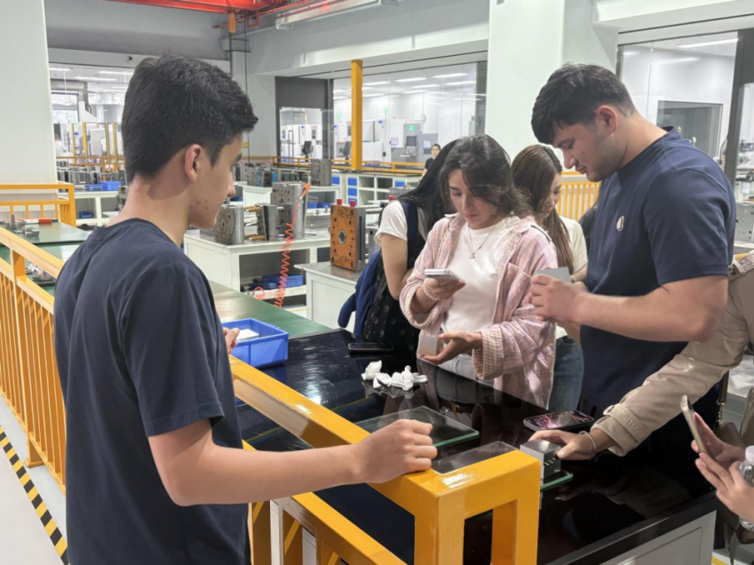 Students visit a technology park in Xiaolan, Zhongshan.