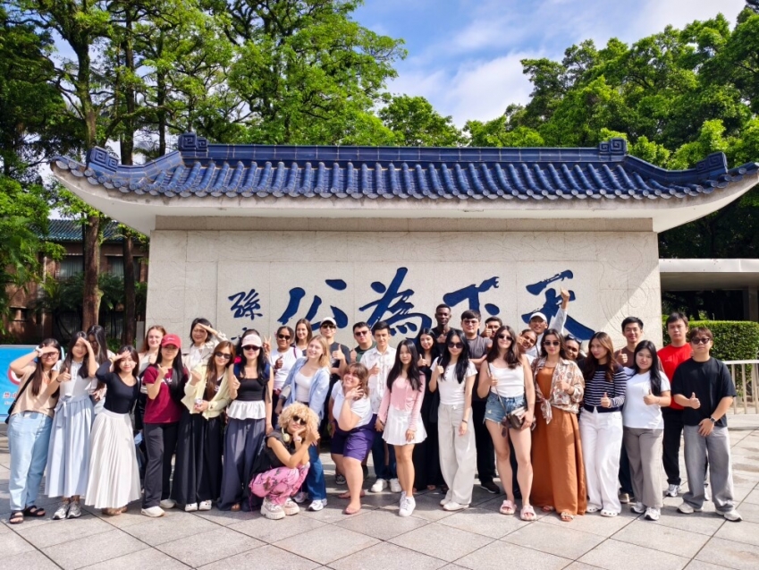 Students visit the Museum of Dr Sun Yat-sen in Zhongshan.