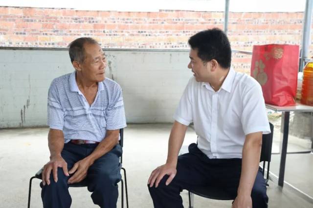 暖心关怀送上门，浓浓党情暖人心！板芙镇开展“七一”走访慰问活动