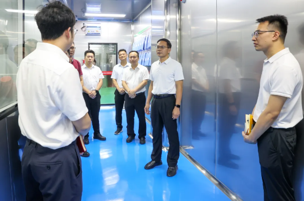 镇领导督导检查食材加工中心建设情况