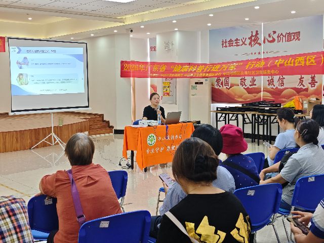 图四：陈医师向居民现场进行讲解.jpg