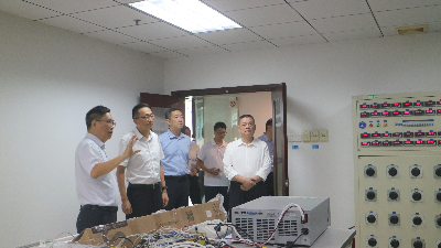 参观实验室1.JPG