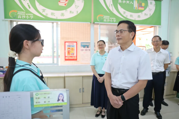 小榄镇开展教师节走访慰问活动