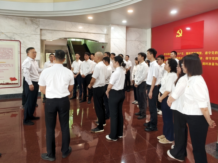 （配图）局党组书记为青年干部作成长指引.jpg