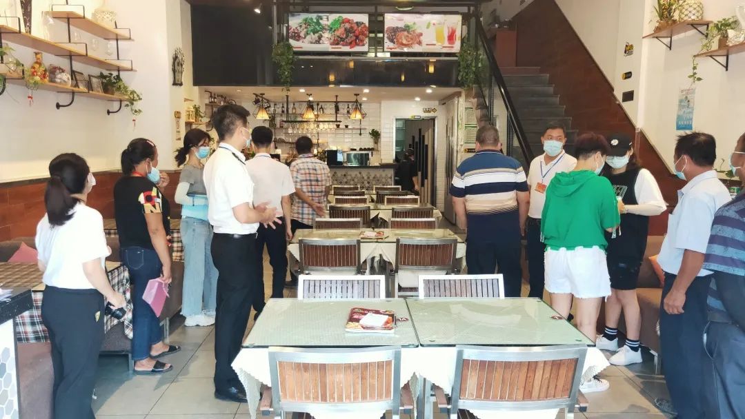 2020-7-15港口镇开展“全民查餐厅、问题齐关注”为主题的食品安全和卫生检查002.jpg