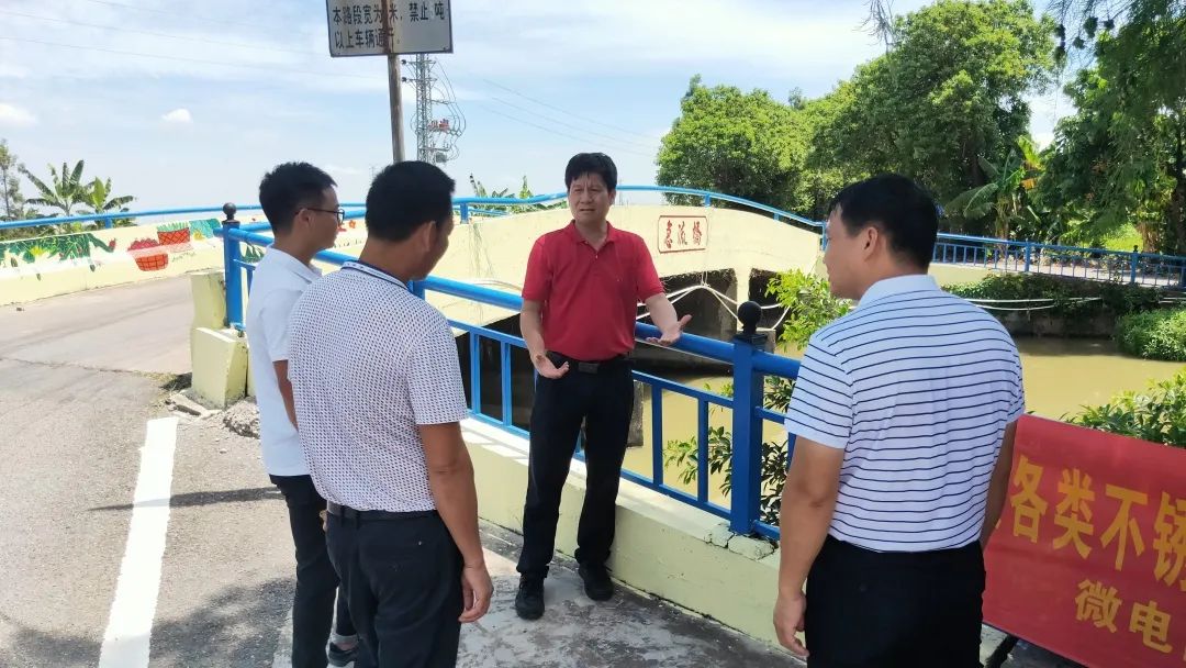2020-7-16镇党委书记陈有兴到群众、下南现场调研指导乡村振兴工作002.jpg