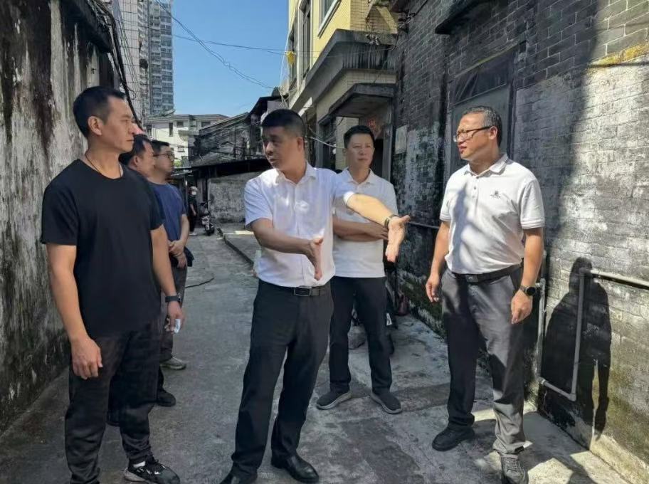 东区街道主要领导一线督导“两热”防控工作