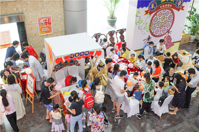 1-图为9月26日，东区办事处中秋游园会一楼大堂活动现场.jpg