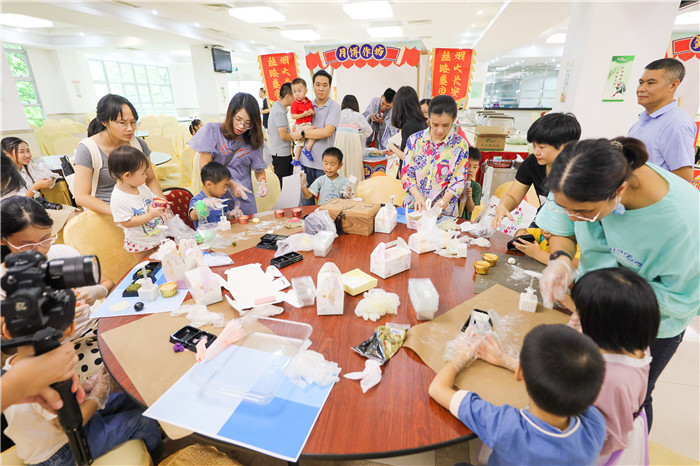 4-图为9月26日，东区办事处中秋游园会的二楼传统食品制作现场.jpg