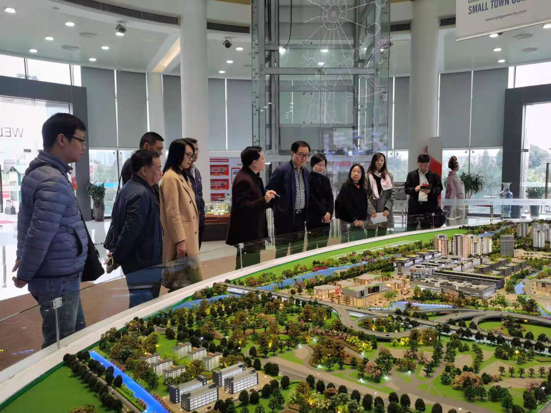 2020-12-24市人大常委会副主任关瑞麟一行到我镇游戏游艺产业城参观调研001.png