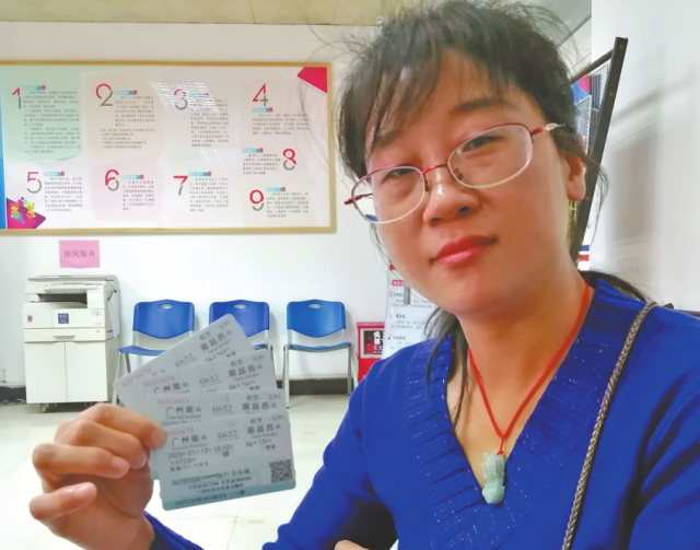 A migrant worker in Zhongshan receives free high-speed rail tickets for the Spring Festival. [Photo by Li Xusheng]