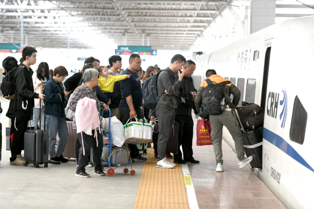 More and more residents in Zhongshan like to travel by high-speed trains. [Photo/Zhongshan Daily]