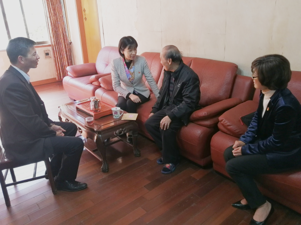 局领导带队走访慰问生活困难老党员1.jpg