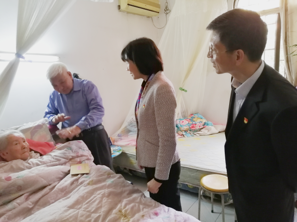 局领导带队走访慰问生活困难老党员2.jpg