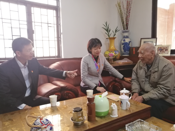 局领导带队走访慰问生活困难老党员4.jpg