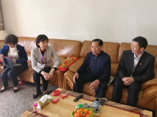 局领导带队走访慰问生活困难老党员3.jpg