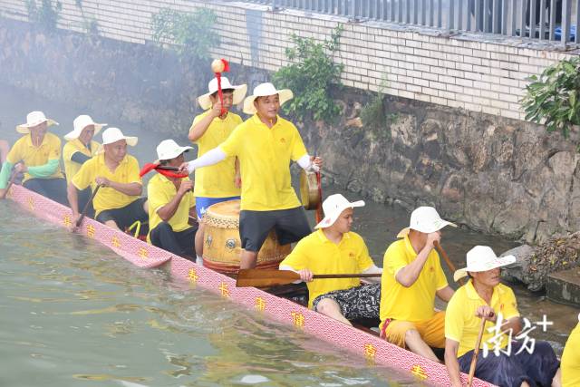 扒手动作整齐划一。