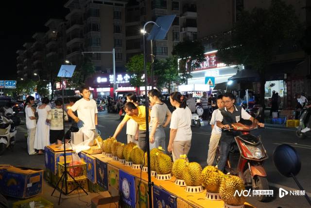 流动摊贩将摊位摆到机动车道上。