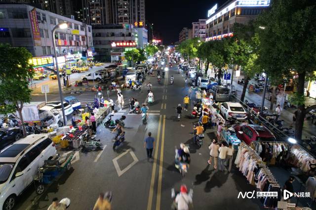 芙中路佳兆业香山御府附近有不少流动摊贩占道经营。