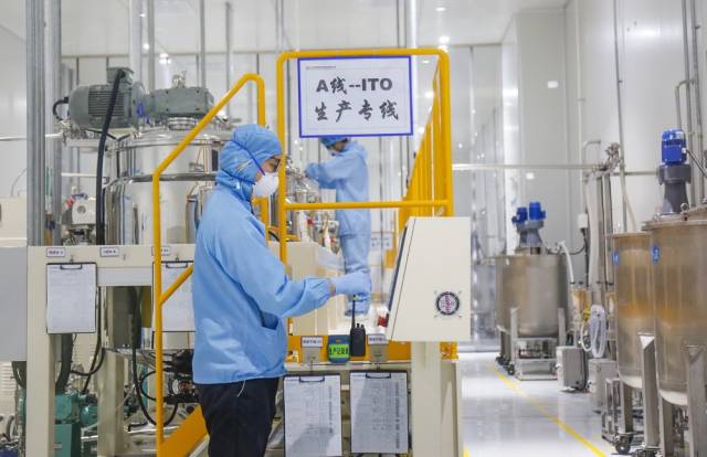 板芙经开区一、二期联动正加速打造“万亩千亿”重大产业平台。图为位于智装园的中山智隆新材料科技有限公司车间。 南方+ 叶志文 拍摄 板芙经开区一、二期联动正加速打造“万亩千亿”重大产业平台。图为位于智装园的中山智隆新材料科技有限公司车间。 南方+ 叶志文 拍摄