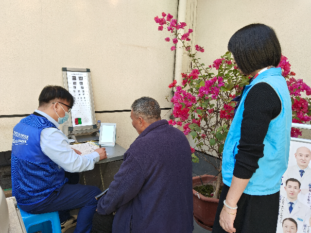 三角镇“双百”社工链接眼科医生给老人进行眼病检查.jpg