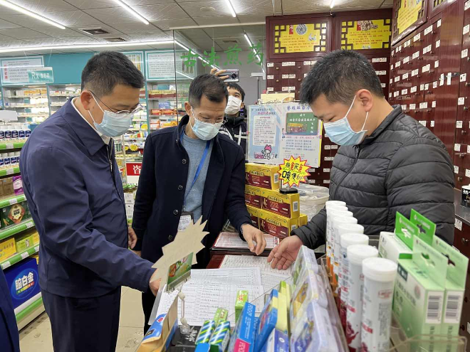 谢主任检查药店.jpg