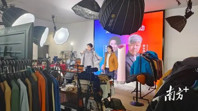 霞湖世家的直播间内,主播正在直播介绍产品。 南方+ 陈少宏 拍摄 图片