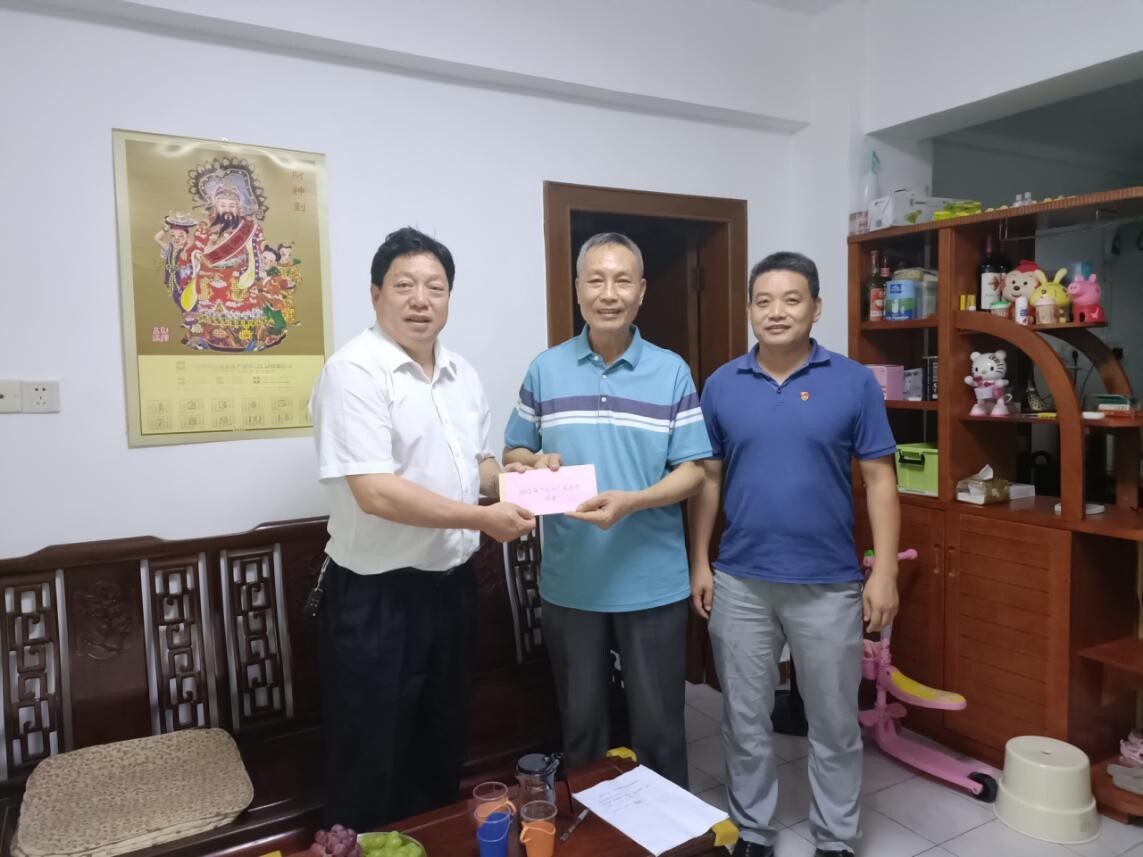七一前后我局对老党员开展走访慰问