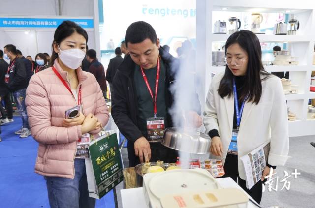第33届中国家电交易会现场,买家参观展位上的电器产品。 南方+ 叶志文 拍摄