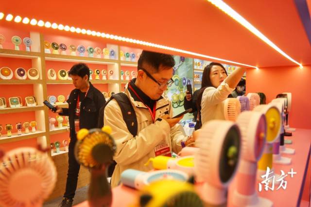 第33届中国家电交易会现场,买家在挑选产品。 南方+ 叶志文 拍摄