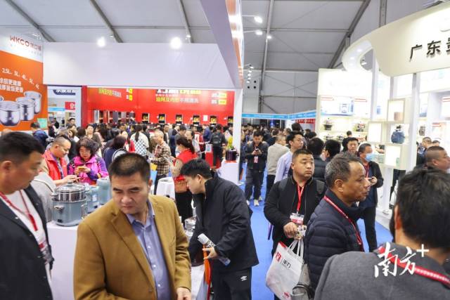 第33届中国家电交易会开幕,现场吸引了大批买家。 南方+ 叶志文 拍摄