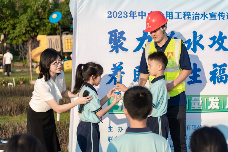 演示污水处理小实验.jpg