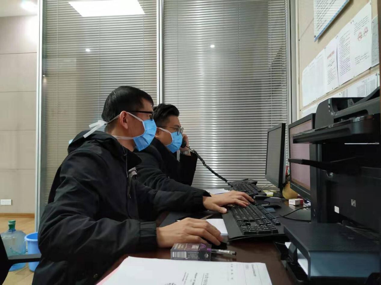 值班室工作人员不分昼夜接听群众声音.